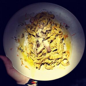 Tagliatelle alla curcuma e grano saraceno trafilate al bronzo al pesto di calendula e porcini freschi